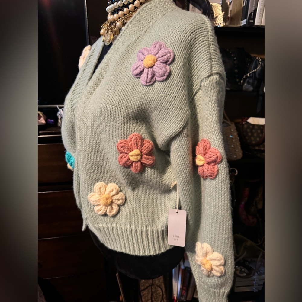 Beautiful pop out flower sweater